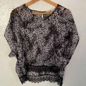 DERECK HEART | med | top | blouse | sheer |